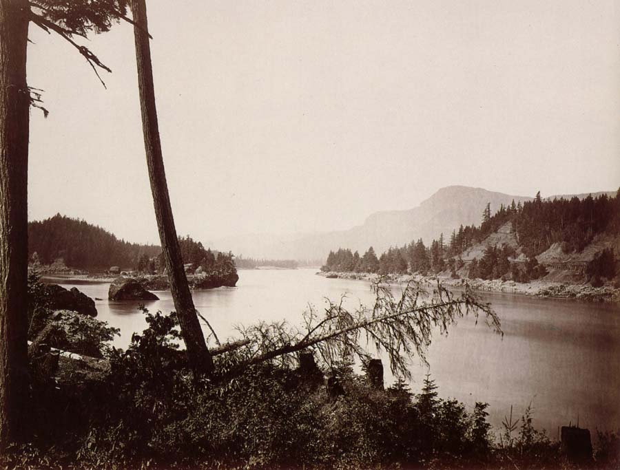 Vue du fleuve Columbia et de la chain des Cascades